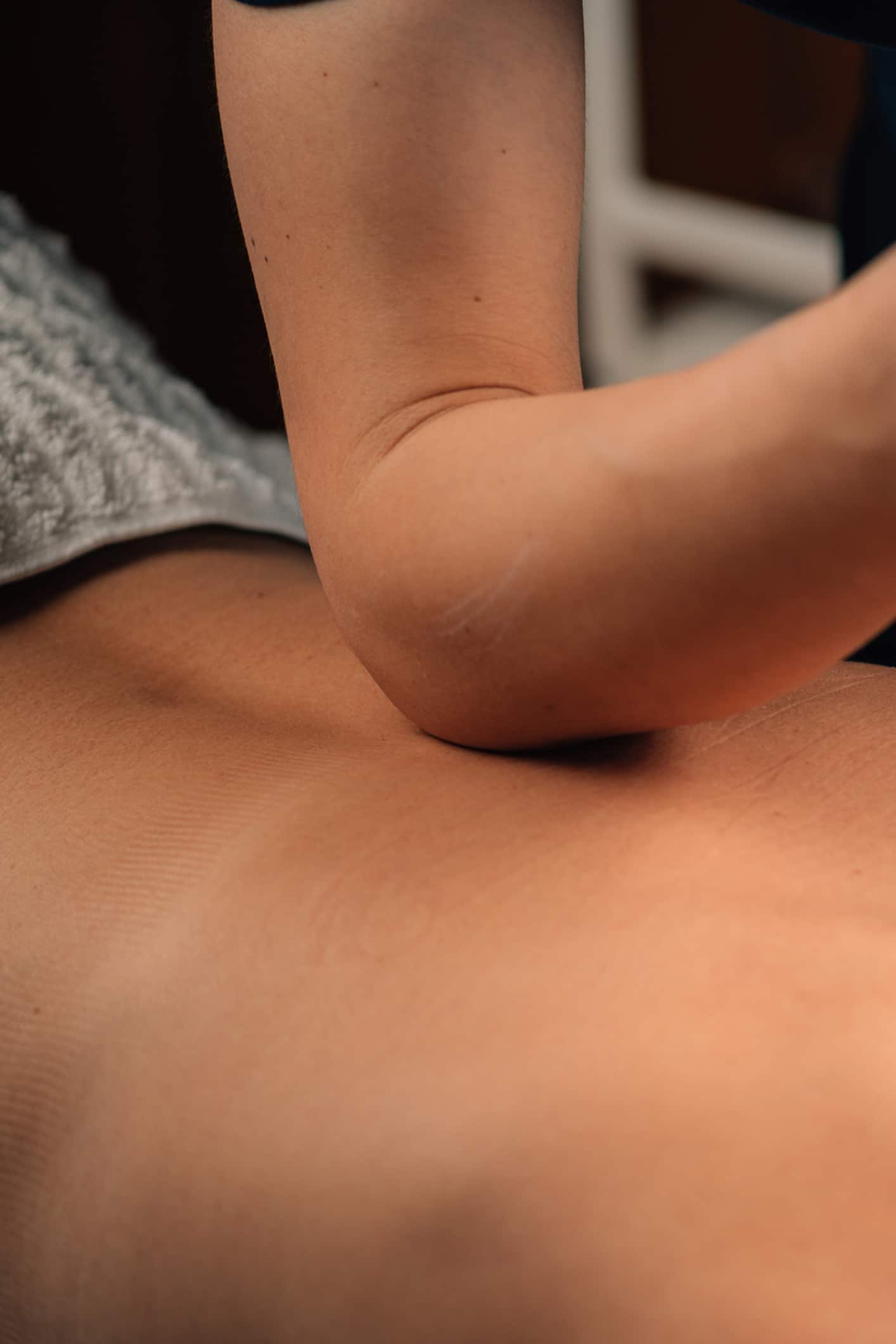 a close up of a woman